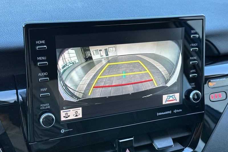 Toyota Camry Vehicle Full-screen Gallery Image 18