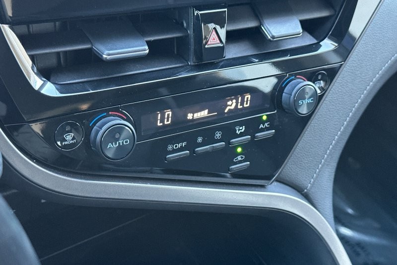 Toyota Camry Vehicle Full-screen Gallery Image 19