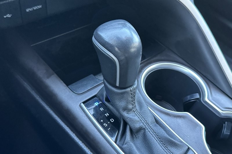 Toyota Camry Vehicle Full-screen Gallery Image 20