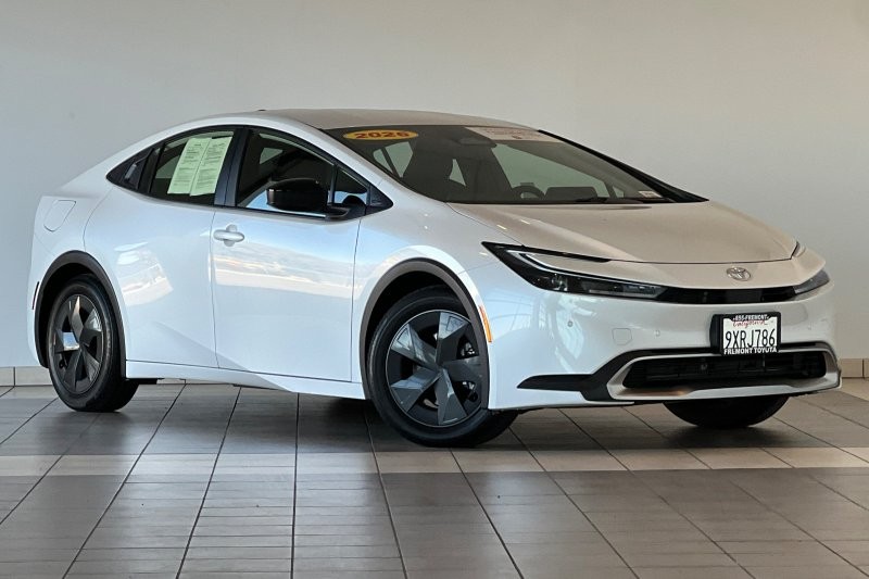 Toyota Prius Plug-In Hybrid Vehicle Full-screen Gallery Image 02