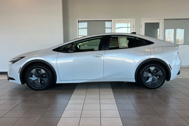 Toyota Prius Plug-In Hybrid Vehicle Full-screen Gallery Image 07