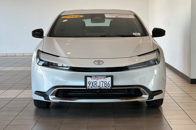 Toyota Prius Plug-In Hybrid Vehicle Full-screen Gallery Image 09