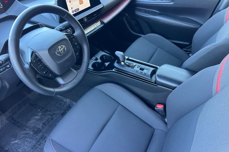 Toyota Prius Plug-In Hybrid Vehicle Full-screen Gallery Image 10