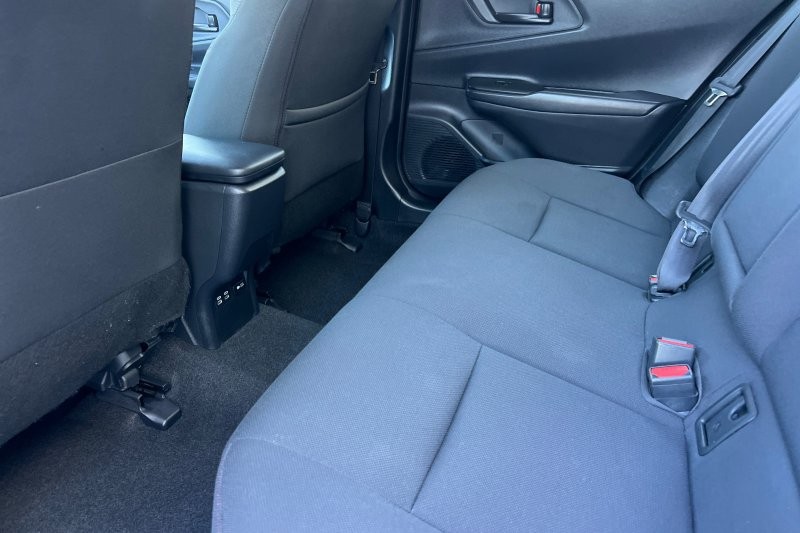 Toyota Prius Plug-In Hybrid Vehicle Full-screen Gallery Image 12