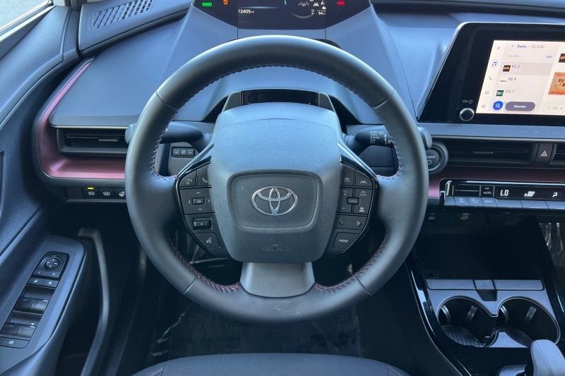 Toyota Prius Plug-In Hybrid Vehicle Full-screen Gallery Image 14
