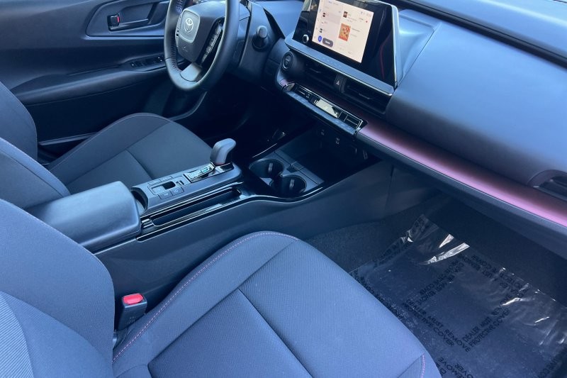 Toyota Prius Plug-In Hybrid Vehicle Full-screen Gallery Image 16