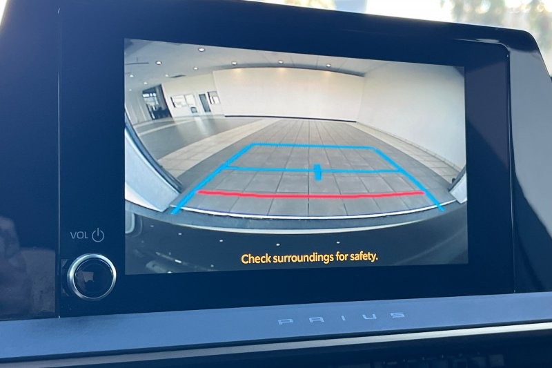 Toyota Prius Plug-In Hybrid Vehicle Full-screen Gallery Image 19