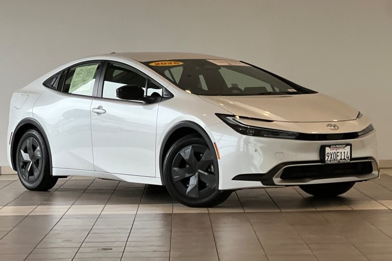 Toyota Prius Plug-In Hybrid Vehicle Full-screen Gallery Image 02