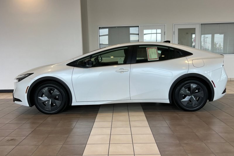 Toyota Prius Plug-In Hybrid Vehicle Full-screen Gallery Image 07