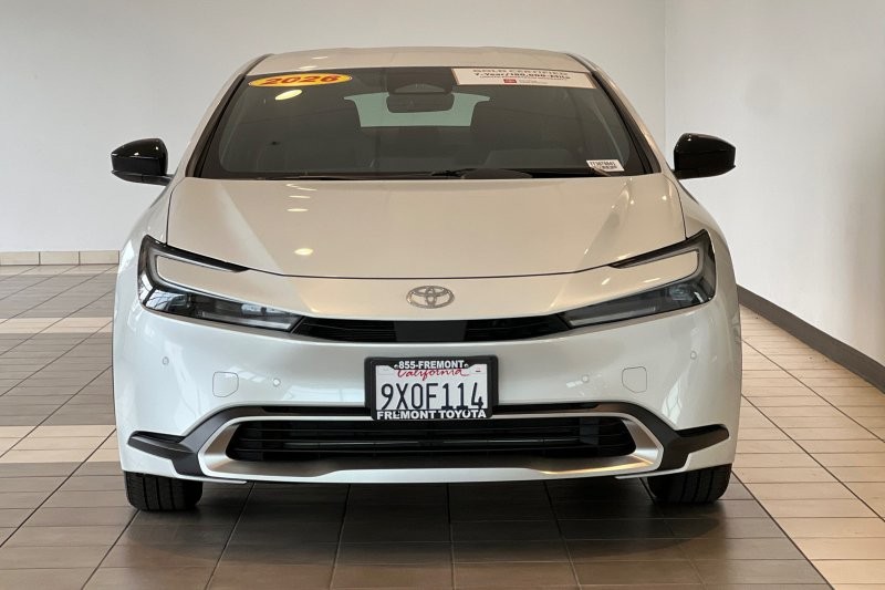 Toyota Prius Plug-In Hybrid Vehicle Full-screen Gallery Image 09