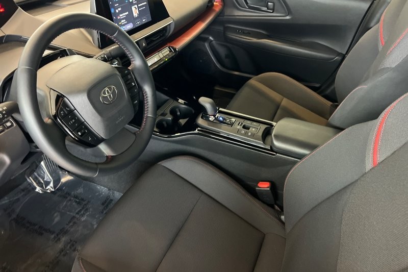 Toyota Prius Plug-In Hybrid Vehicle Full-screen Gallery Image 10