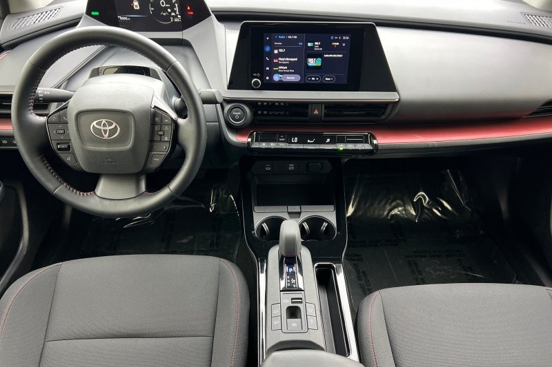 Toyota Prius Plug-In Hybrid Vehicle Full-screen Gallery Image 13