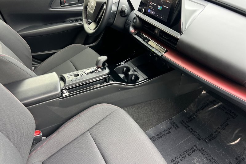 Toyota Prius Plug-In Hybrid Vehicle Full-screen Gallery Image 16