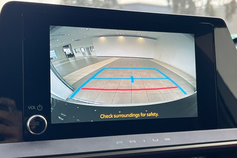 Toyota Prius Plug-In Hybrid Vehicle Full-screen Gallery Image 19