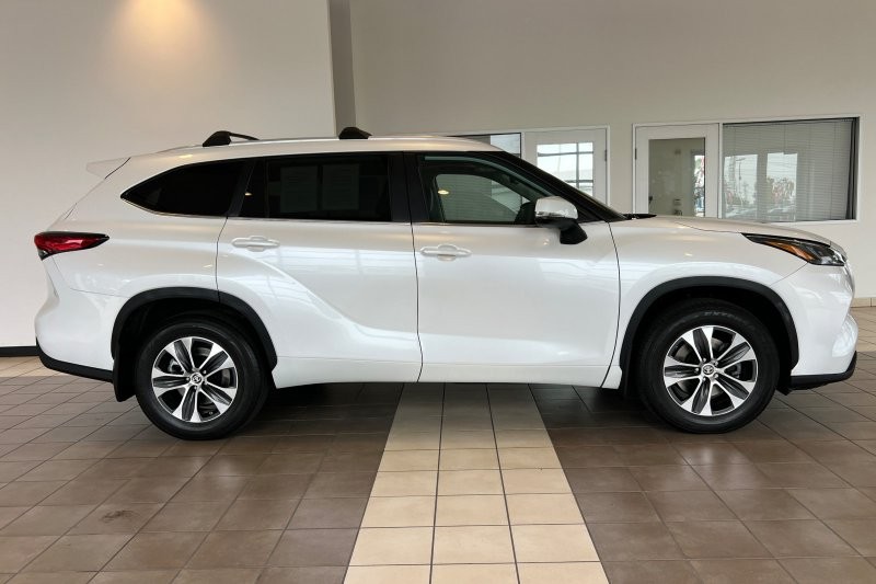 Toyota Highlander Vehicle Full-screen Gallery Image 03