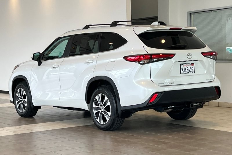Toyota Highlander Vehicle Full-screen Gallery Image 06