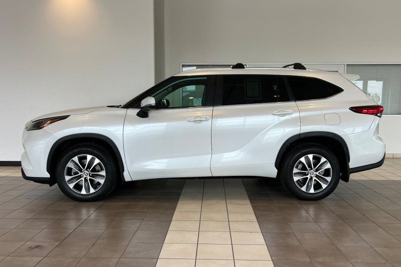 Toyota Highlander Vehicle Full-screen Gallery Image 07