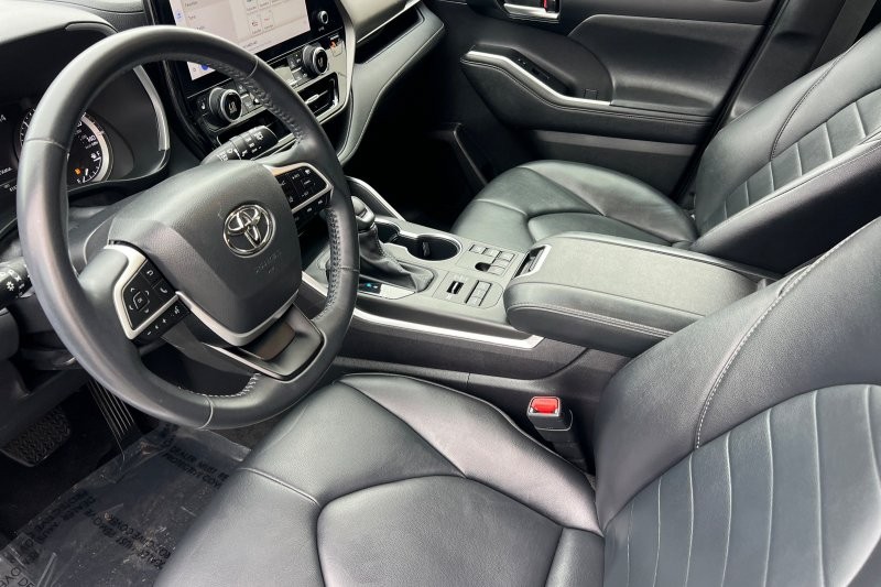 Toyota Highlander Vehicle Full-screen Gallery Image 10
