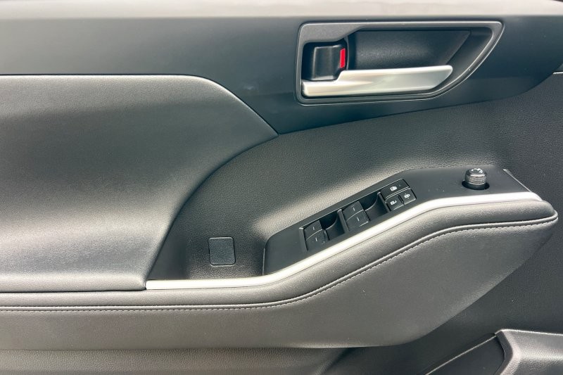 Toyota Highlander Vehicle Full-screen Gallery Image 11