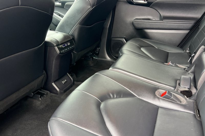 Toyota Highlander Vehicle Full-screen Gallery Image 12