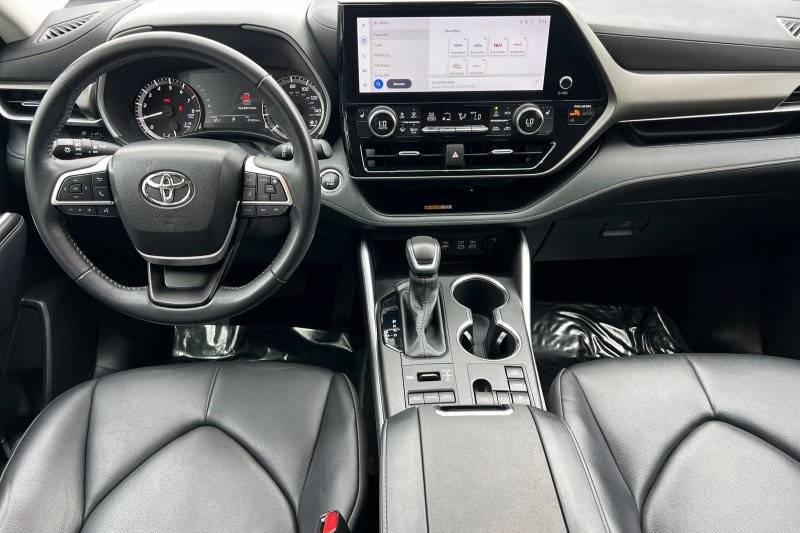 Toyota Highlander Vehicle Full-screen Gallery Image 13