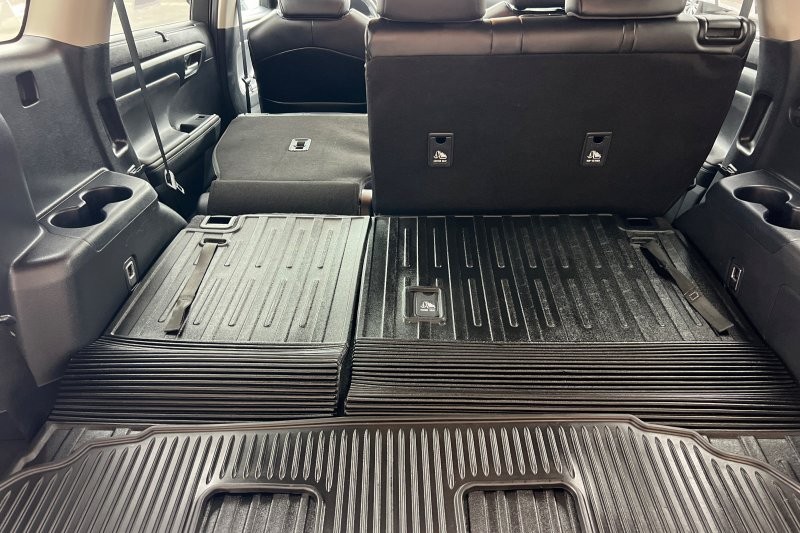 Toyota Highlander Vehicle Full-screen Gallery Image 16