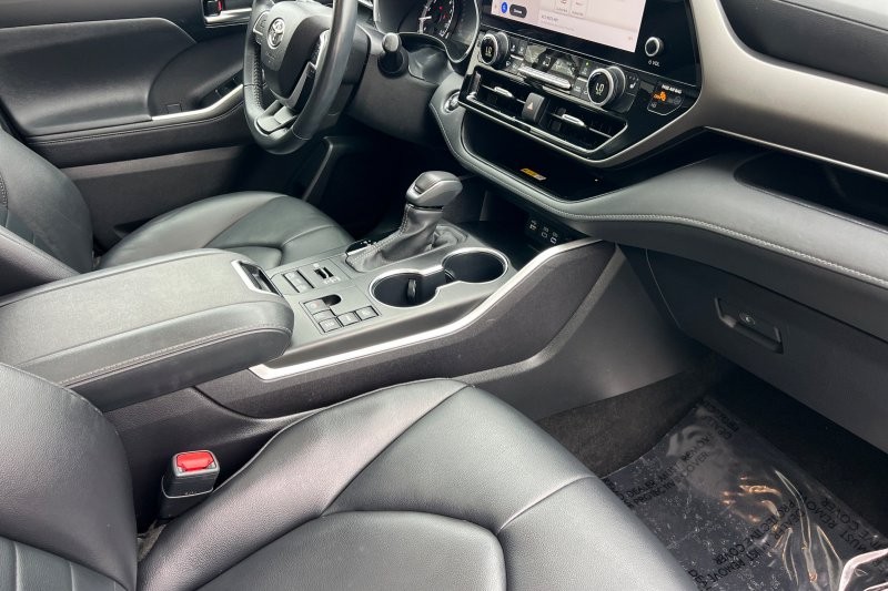 Toyota Highlander Vehicle Full-screen Gallery Image 17