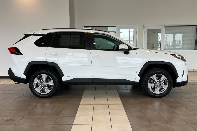 Toyota RAV4 Vehicle Full-screen Gallery Image 03