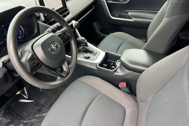 Toyota RAV4 Vehicle Full-screen Gallery Image 10