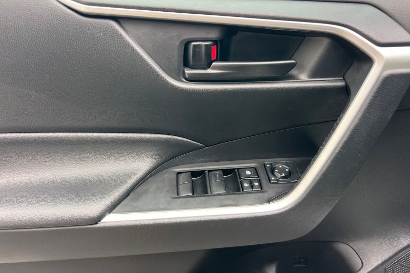 Toyota RAV4 Vehicle Full-screen Gallery Image 11