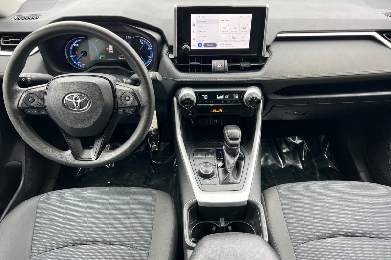 Toyota RAV4 Vehicle Full-screen Gallery Image 13
