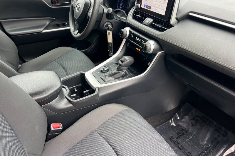 Toyota RAV4 Vehicle Full-screen Gallery Image 16