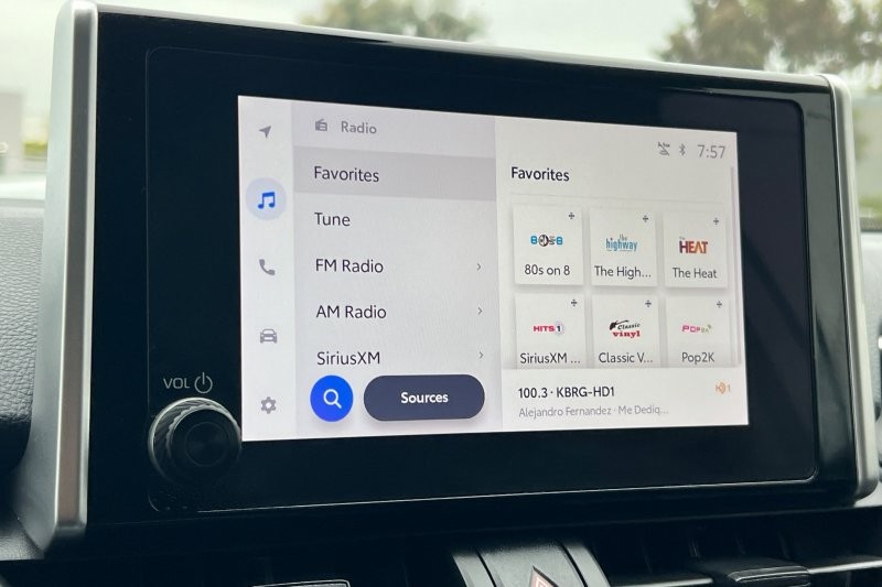 Toyota RAV4 Vehicle Full-screen Gallery Image 18