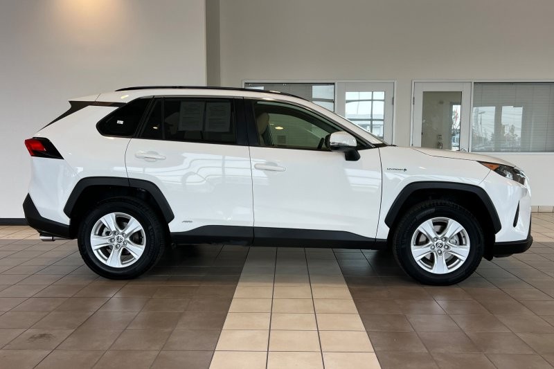 Toyota RAV4 Hybrid Vehicle Full-screen Gallery Image 03