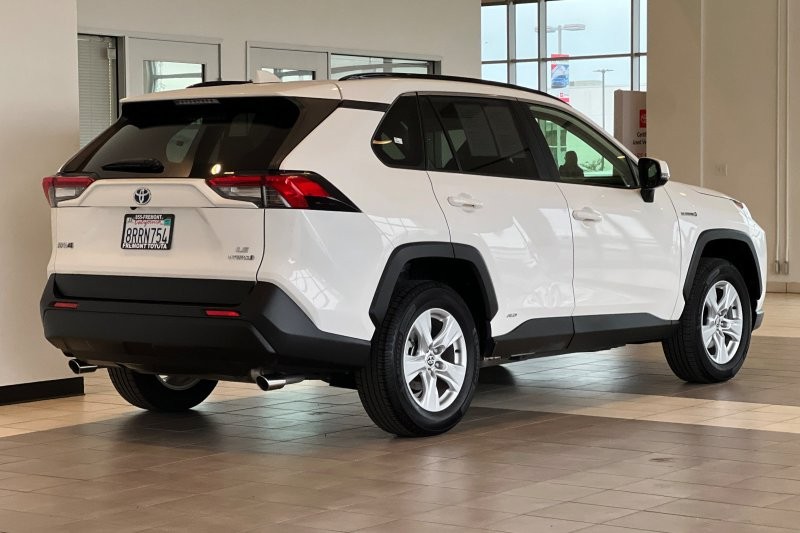 Toyota RAV4 Hybrid Vehicle Full-screen Gallery Image 04