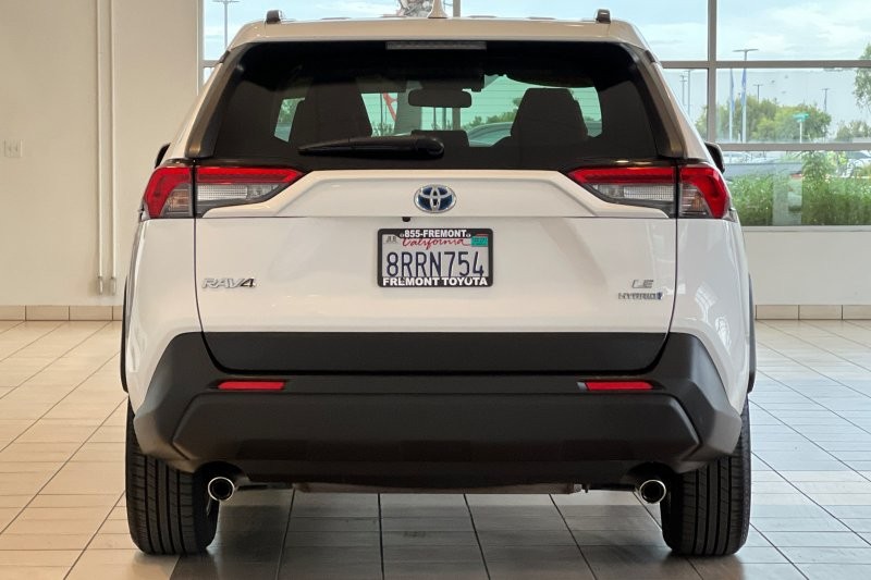 Toyota RAV4 Hybrid Vehicle Full-screen Gallery Image 05