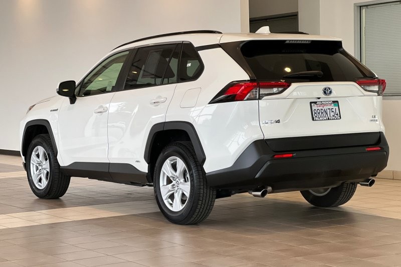 Toyota RAV4 Hybrid Vehicle Full-screen Gallery Image 06