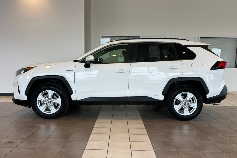Toyota RAV4 Hybrid Vehicle Full-screen Gallery Image 07
