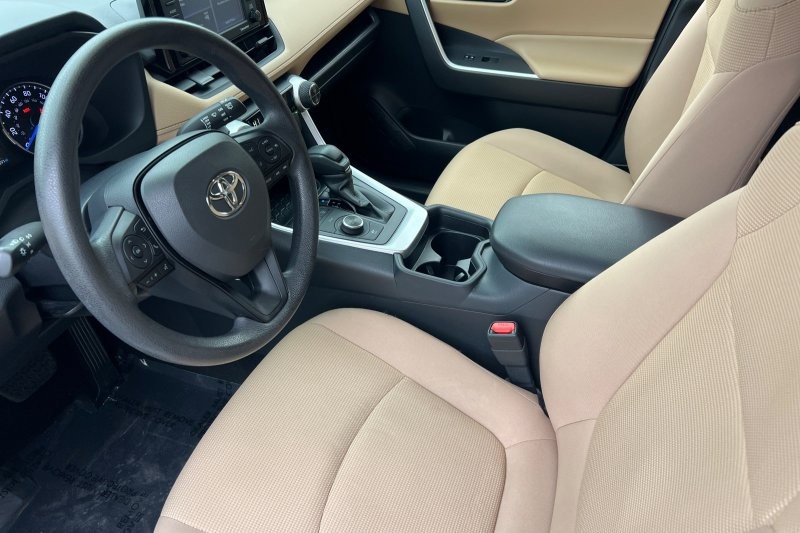 Toyota RAV4 Hybrid Vehicle Full-screen Gallery Image 10