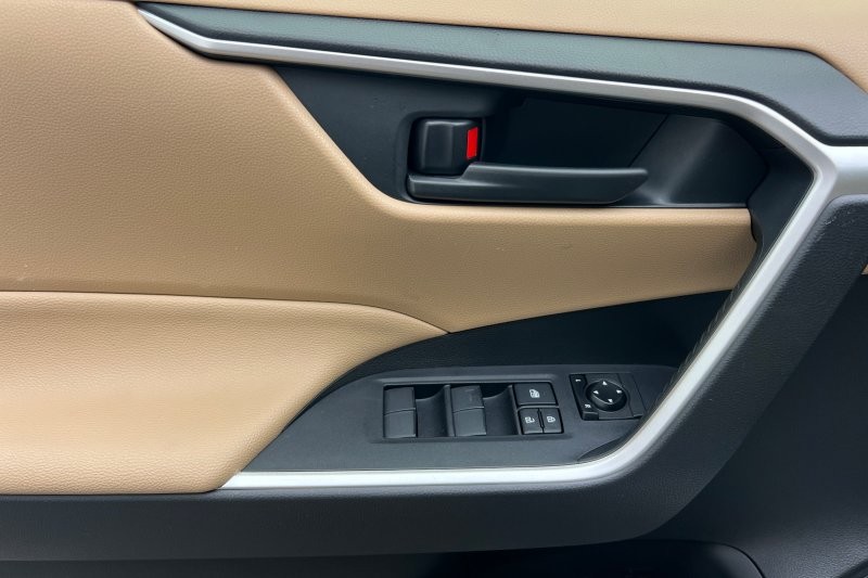 Toyota RAV4 Hybrid Vehicle Full-screen Gallery Image 11