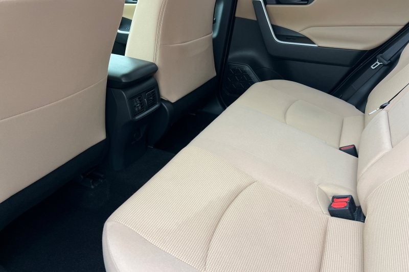 Toyota RAV4 Hybrid Vehicle Full-screen Gallery Image 12