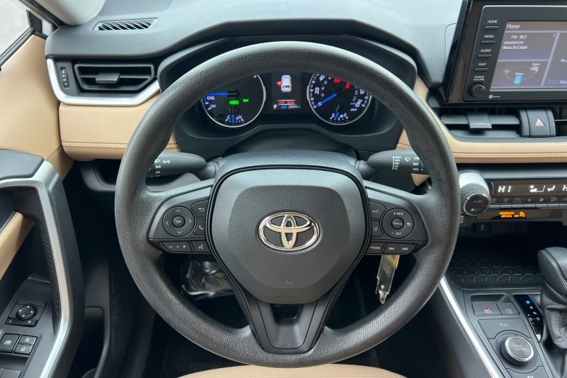 Toyota RAV4 Hybrid Vehicle Full-screen Gallery Image 14