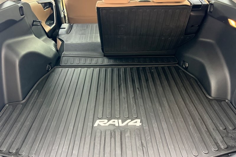 Toyota RAV4 Hybrid Vehicle Full-screen Gallery Image 15