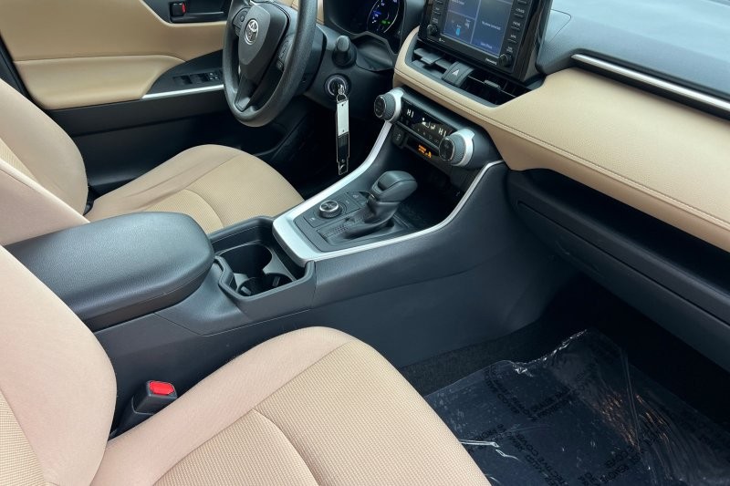 Toyota RAV4 Hybrid Vehicle Full-screen Gallery Image 16