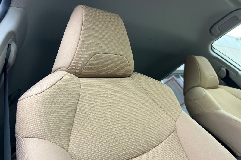 Toyota RAV4 Hybrid Vehicle Full-screen Gallery Image 17