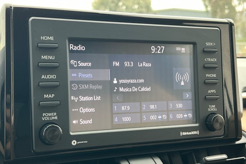 Toyota RAV4 Hybrid Vehicle Full-screen Gallery Image 18