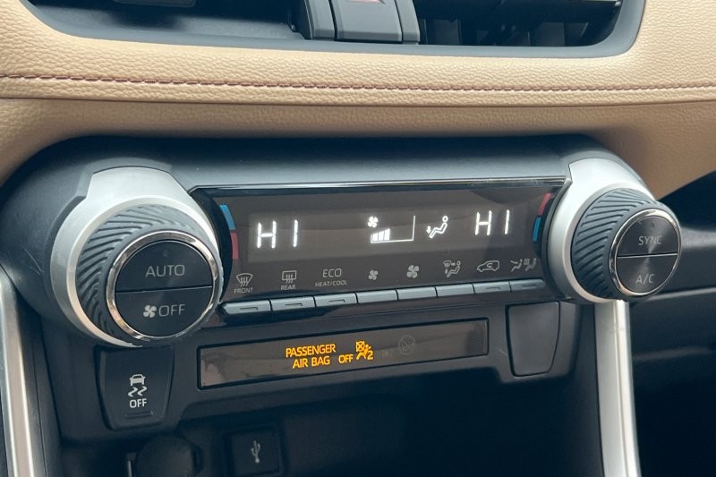 Toyota RAV4 Hybrid Vehicle Full-screen Gallery Image 20