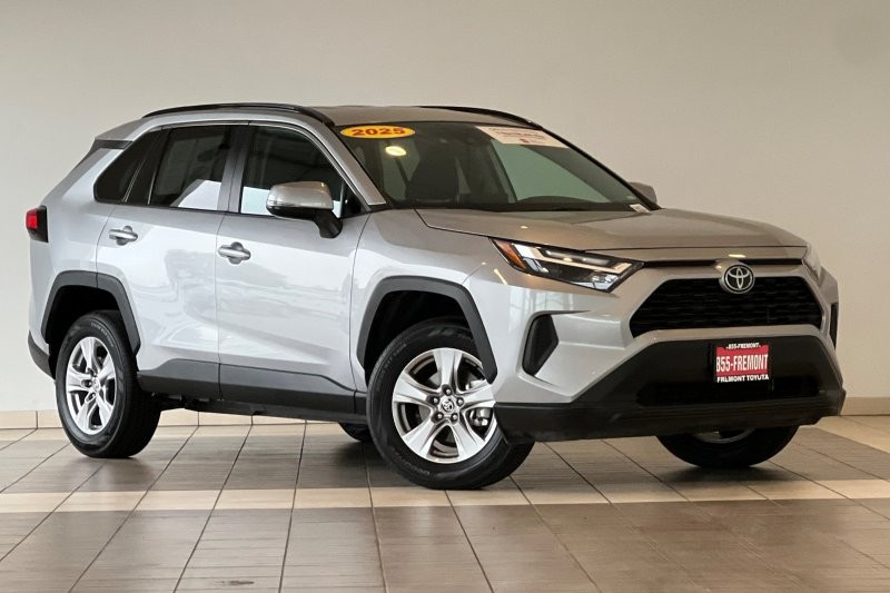 Toyota RAV4 Vehicle Full-screen Gallery Image 02