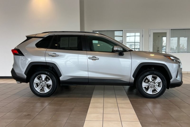 Toyota RAV4 Vehicle Full-screen Gallery Image 03