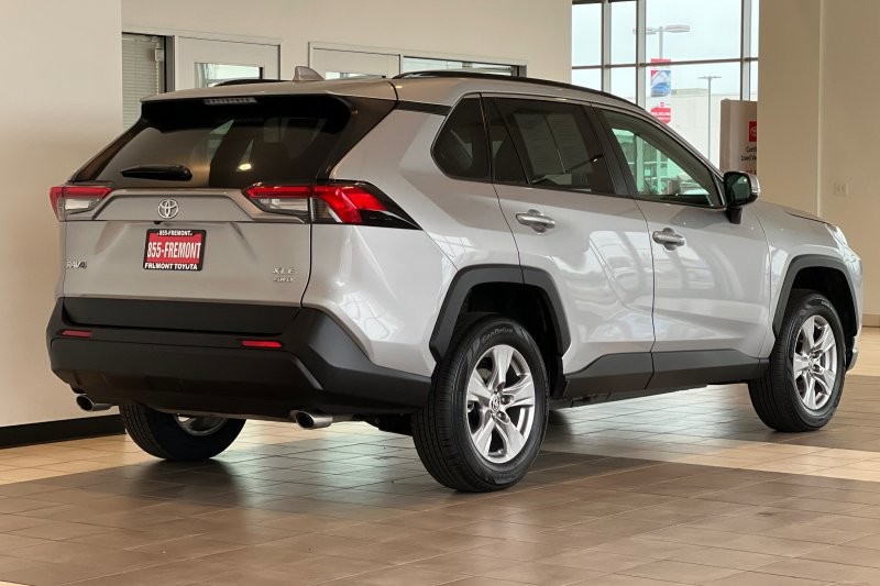 Toyota RAV4 Vehicle Full-screen Gallery Image 04